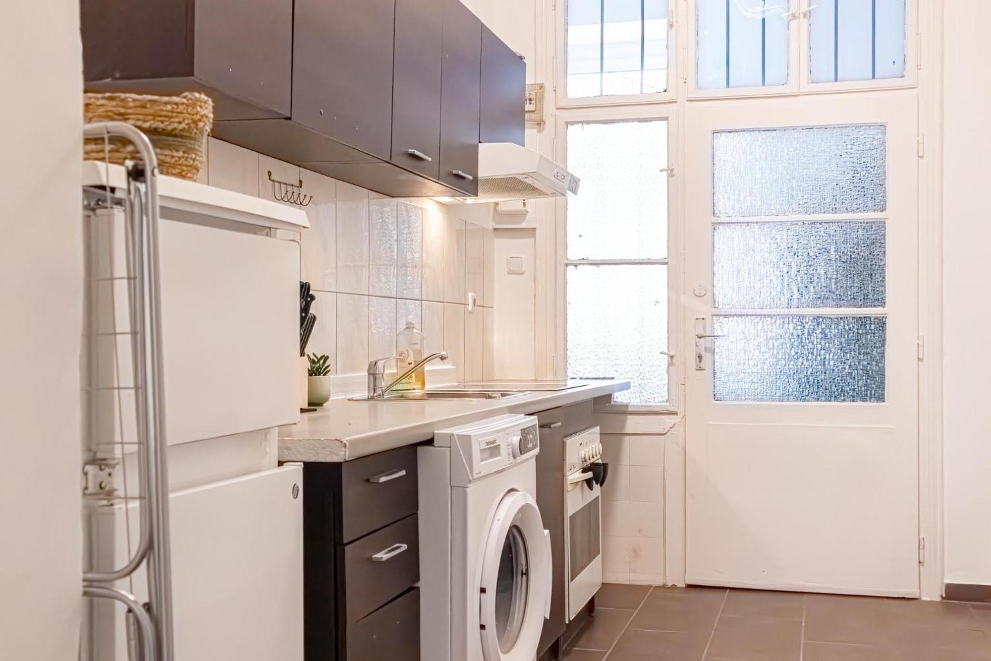 Economy Living- 1br In The Heart Of Apartment *