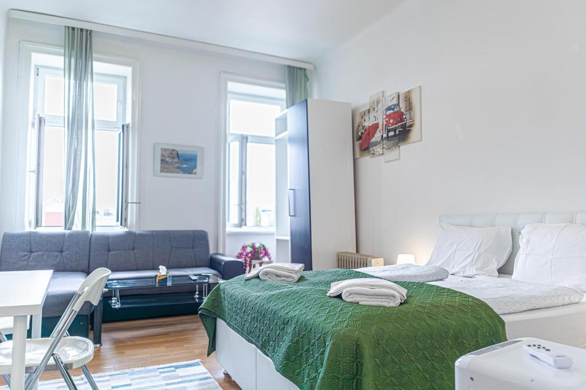 Homely Near Millenium Tower Apartment *