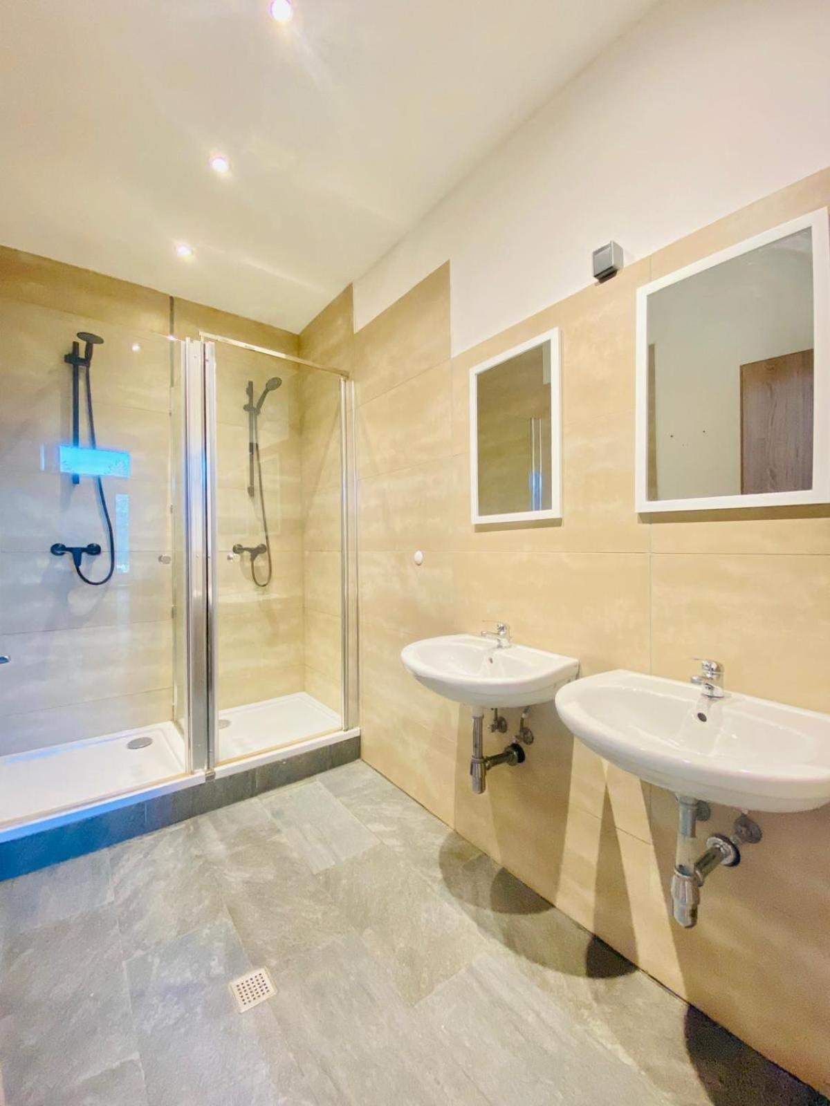 Spacious 4br Up To 15 Guests 15 Min To Danube Apartment *