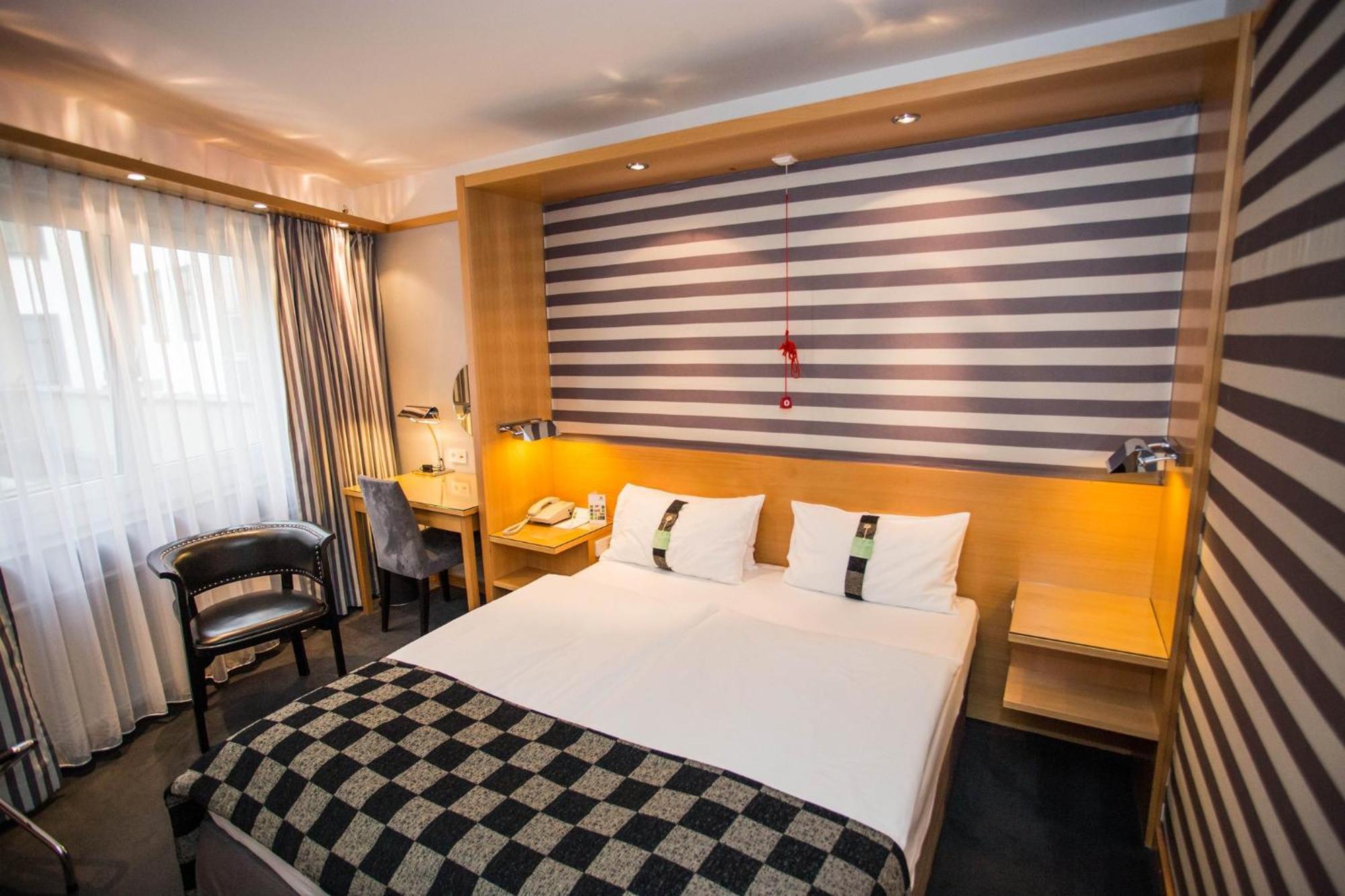 By Ihg