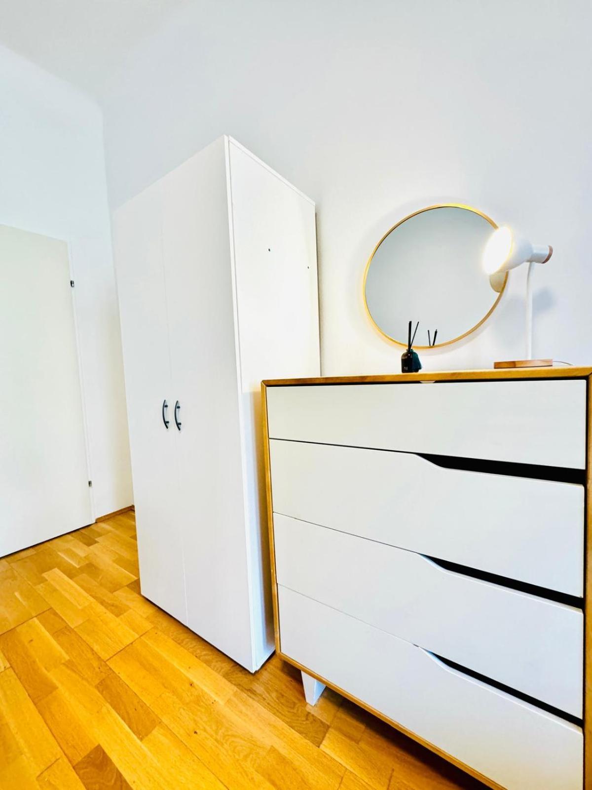 Lovely 2br For 5people, Only 17 Minute Walk To Schoenbrunn Apartment *