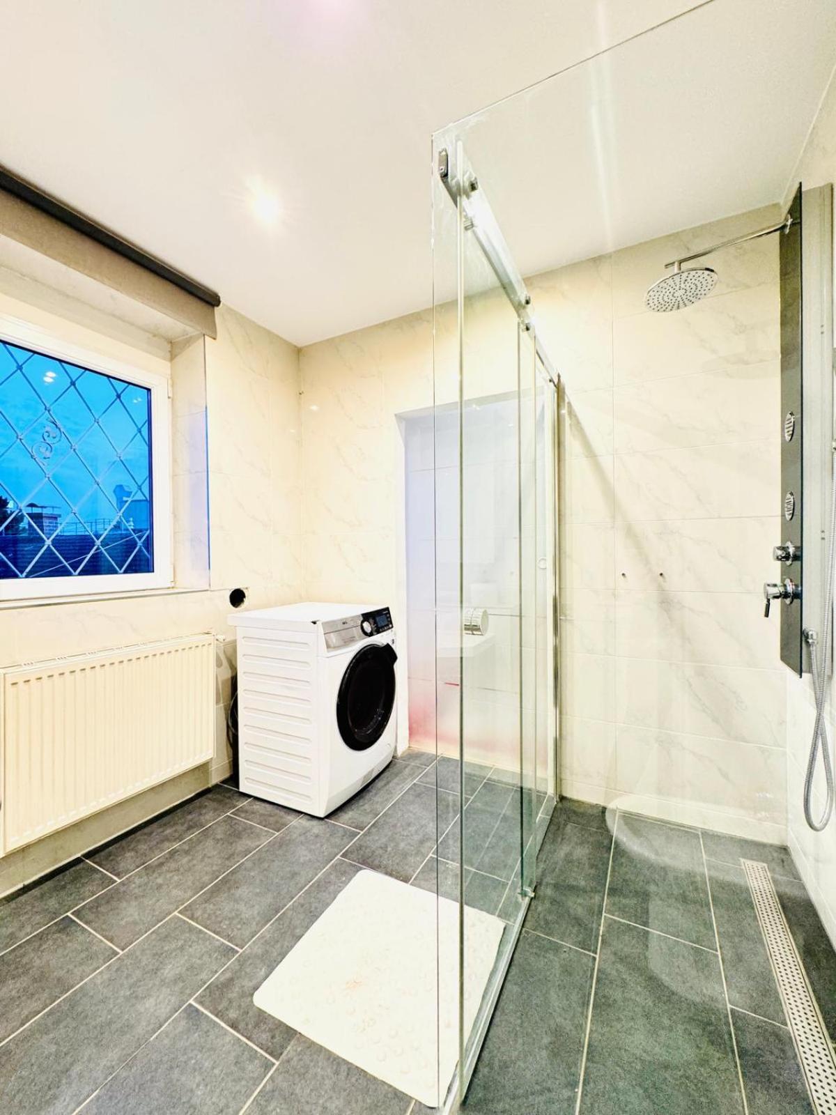 Apartment Cozy In A For Groups, 16-mins To Blumengaerten Vienna