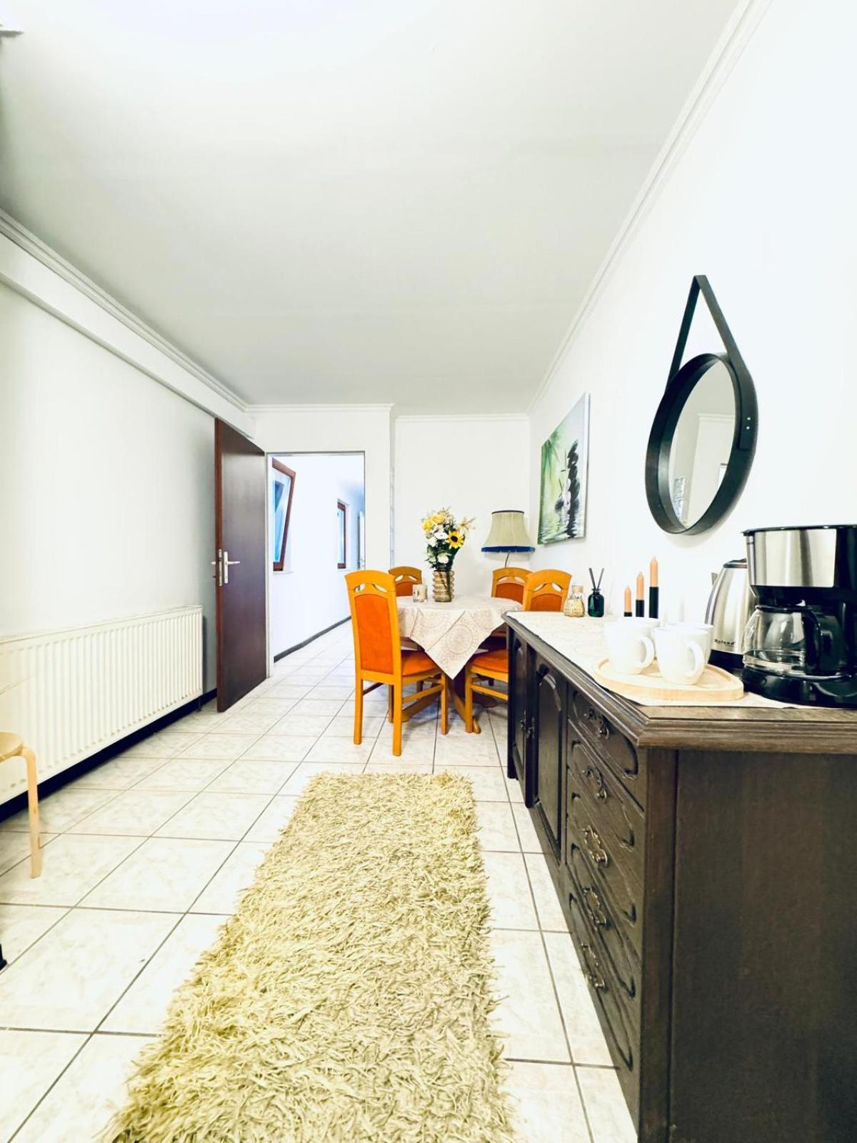 Cozy In A For Groups, 16-mins To Blumengaerten Apartment *
