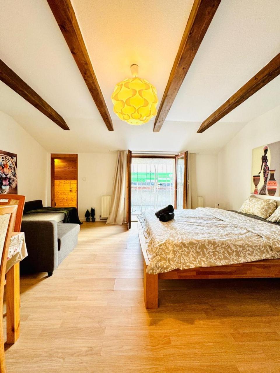 Apartment Cozy In A For Groups, 16-mins To Blumengaerten