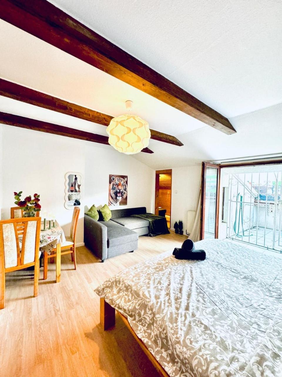 Cozy In A For Groups, 16-mins To Blumengaerten Apartment *