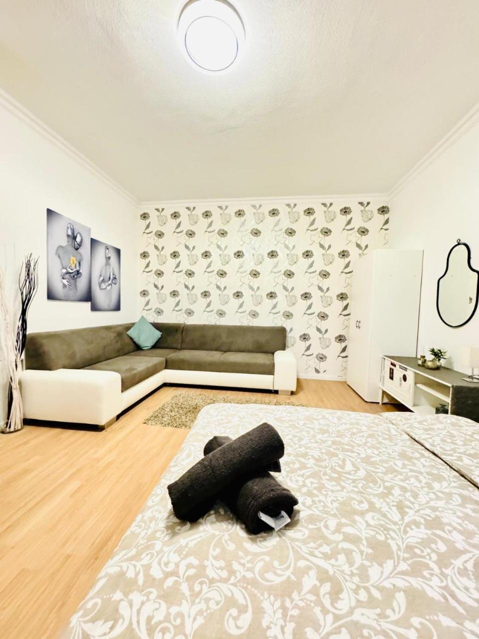 Cozy In A For Groups, 16-mins To Blumengaerten Apartment