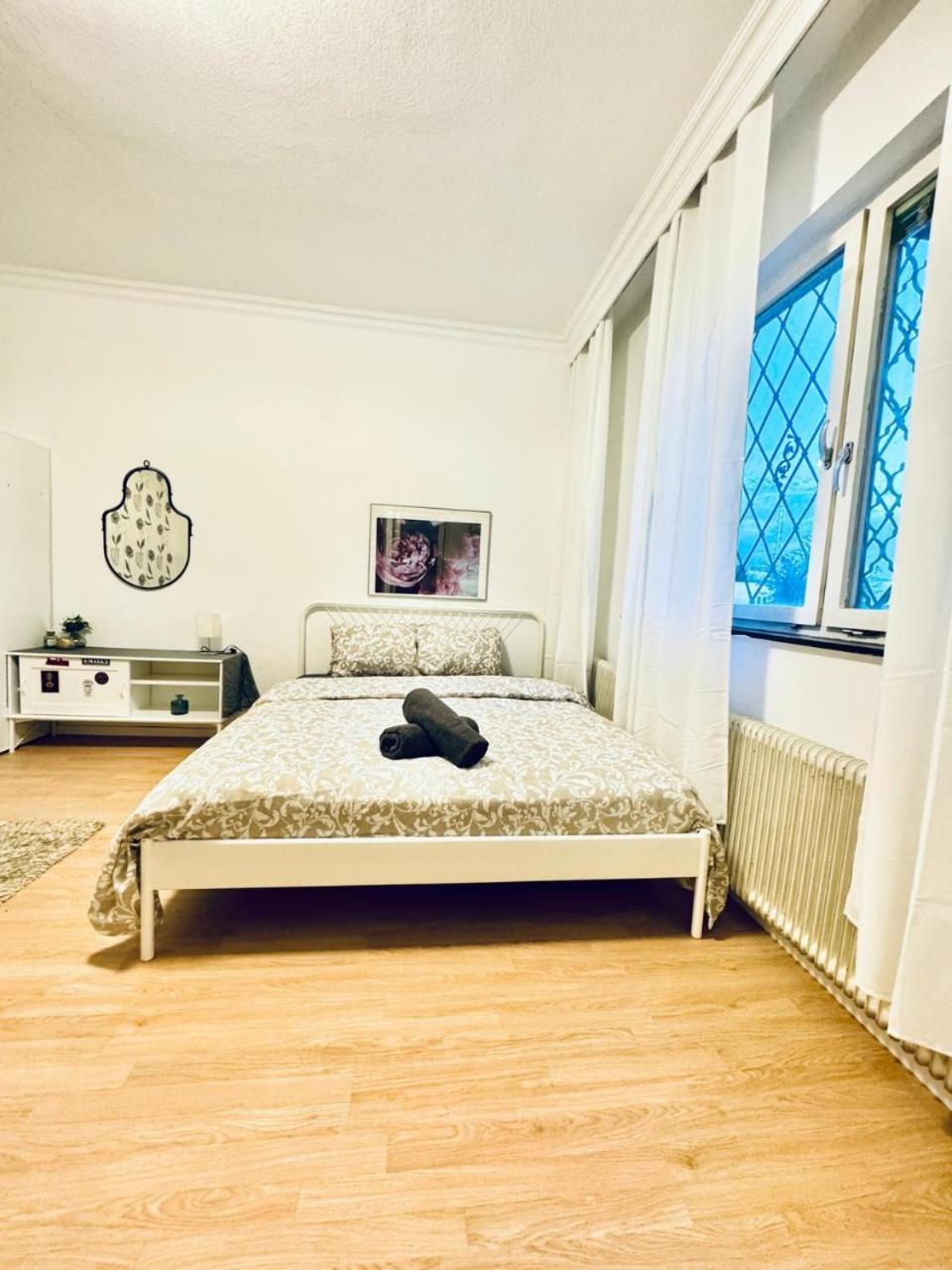 Apartment Cozy In A For Groups, 16-mins To Blumengaerten