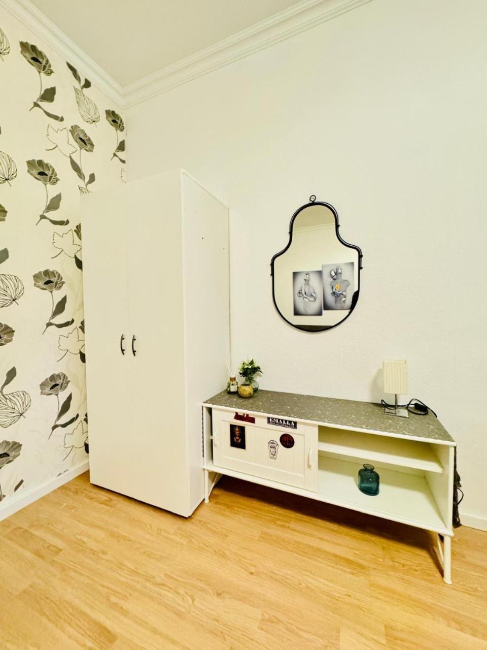 Apartment Cozy In A For Groups, 16-mins To Blumengaerten *