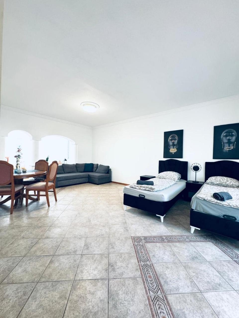 Apartment Cozy In A For Groups, 16-mins To Blumengaerten