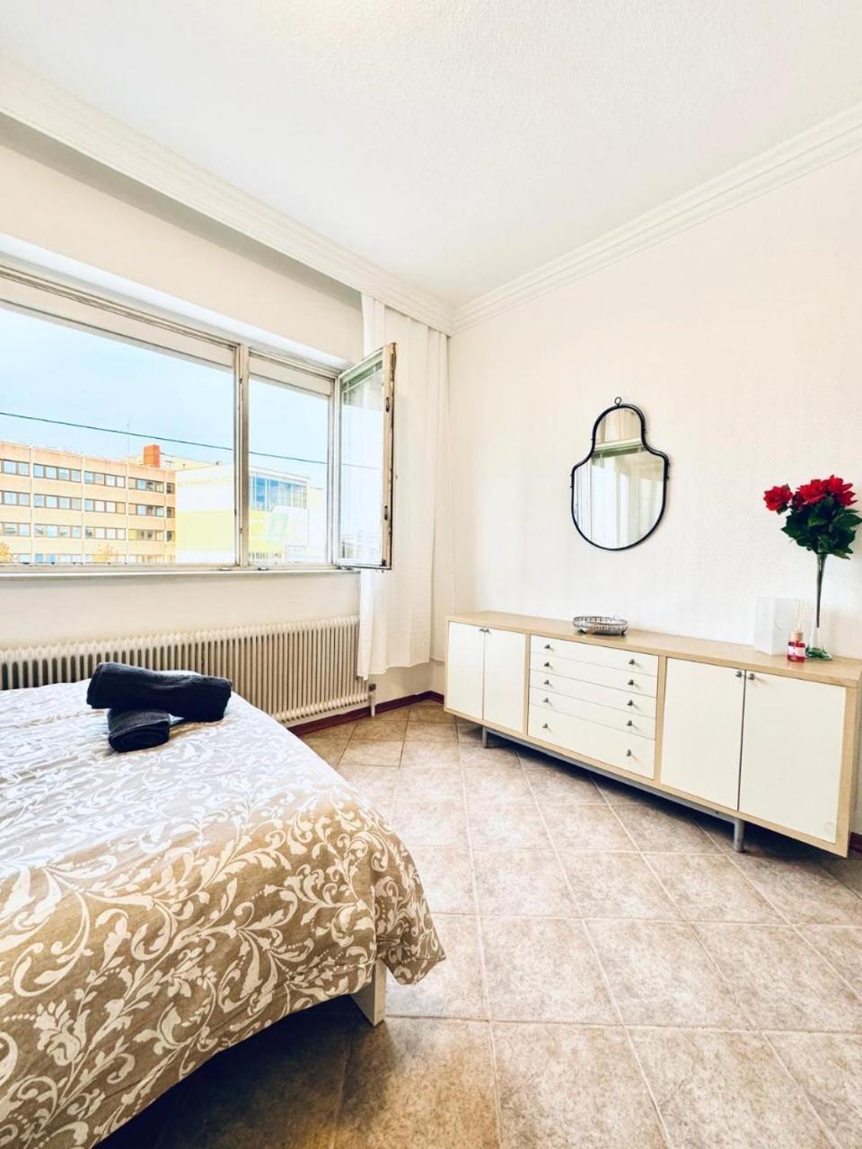Apartment Cozy In A For Groups, 16-mins To Blumengaerten