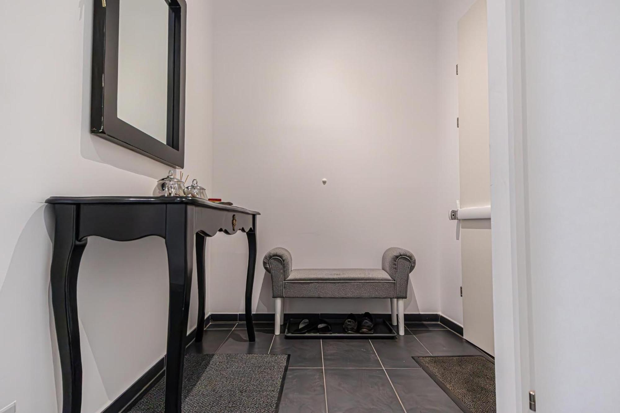 Modern 1br & 1lr In Viennas Downtown Apartment
