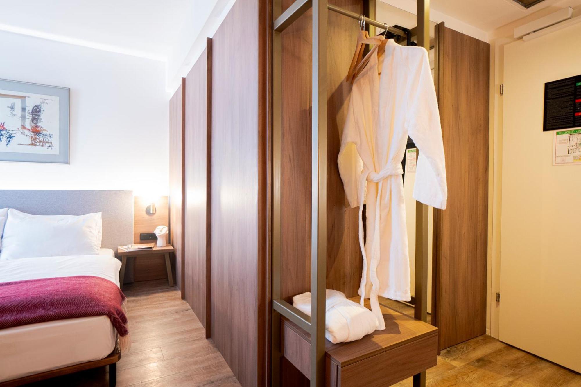 Fortyplusone - Newly Renovated! 4*