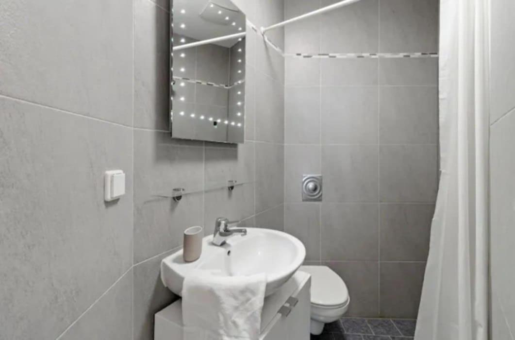 2 Minutes To Metro I Rooftop I Designer Apartment *