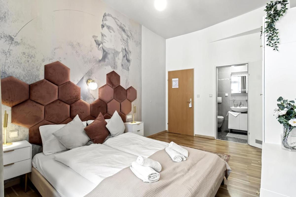 Apartment 2 Minutes To Metro I Rooftop I Designer *