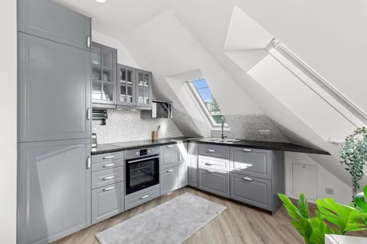 Apartment 2 Minutes To Metro I Rooftop I Designer