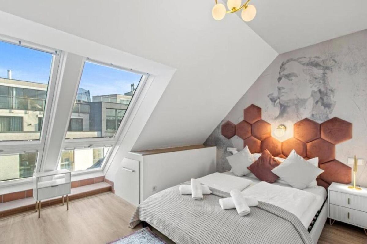2 Minutes To Metro I Rooftop I Designer Apartment *