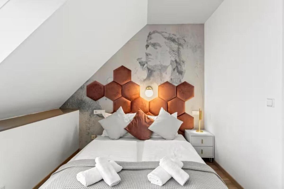 Apartment 2 Minutes To Metro I Rooftop I Designer *