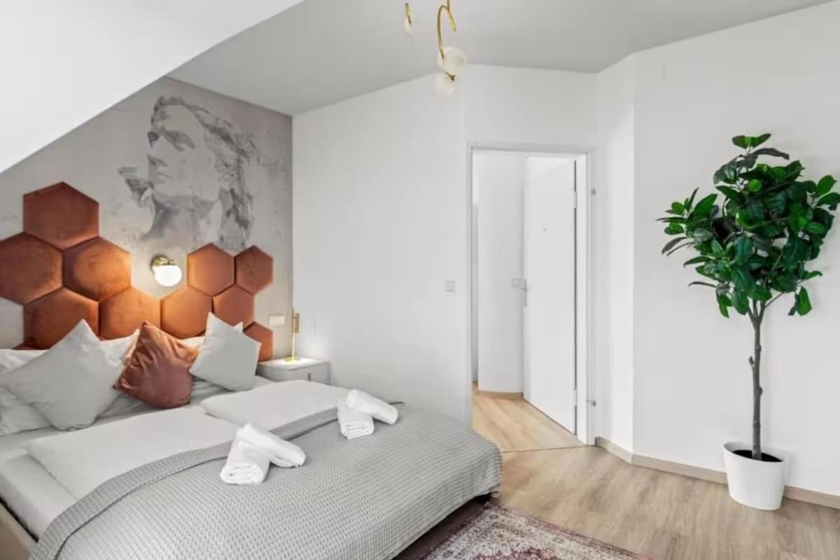 Apartment 2 Minutes To Metro I Rooftop I Designer *