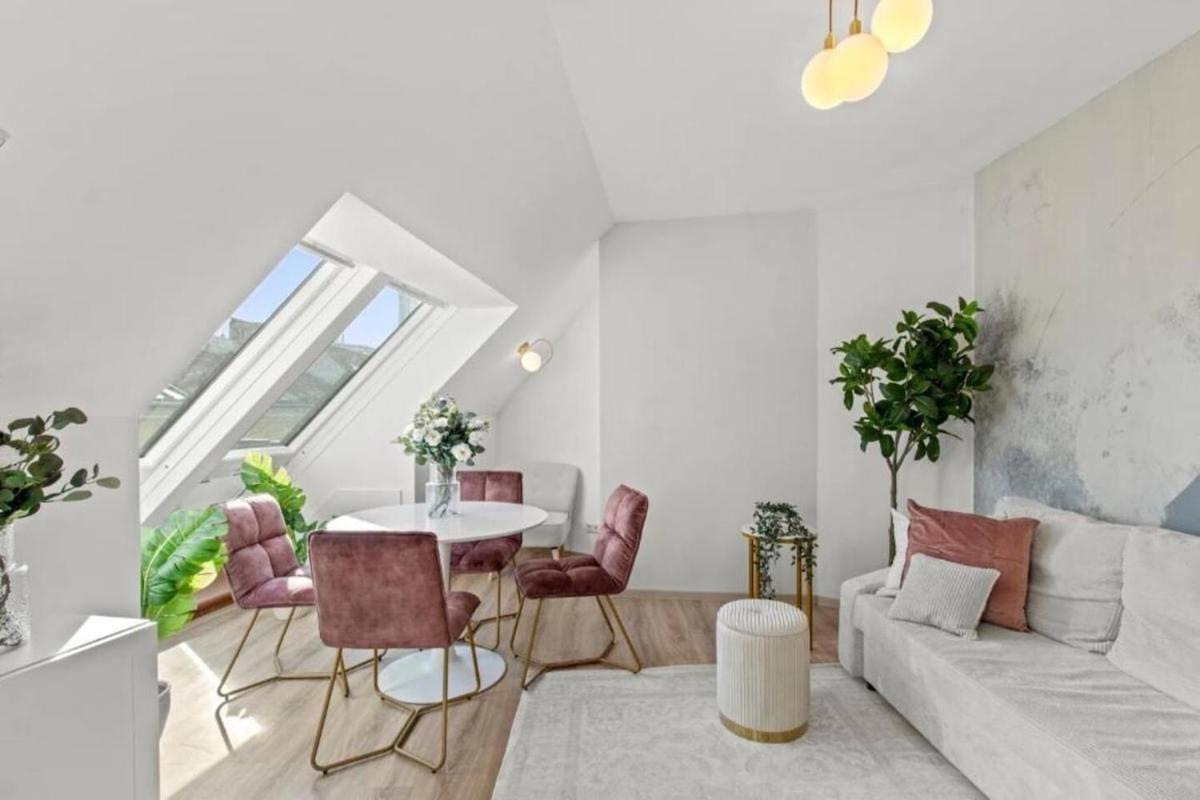 2 Minutes To Metro I Rooftop I Designer Apartment