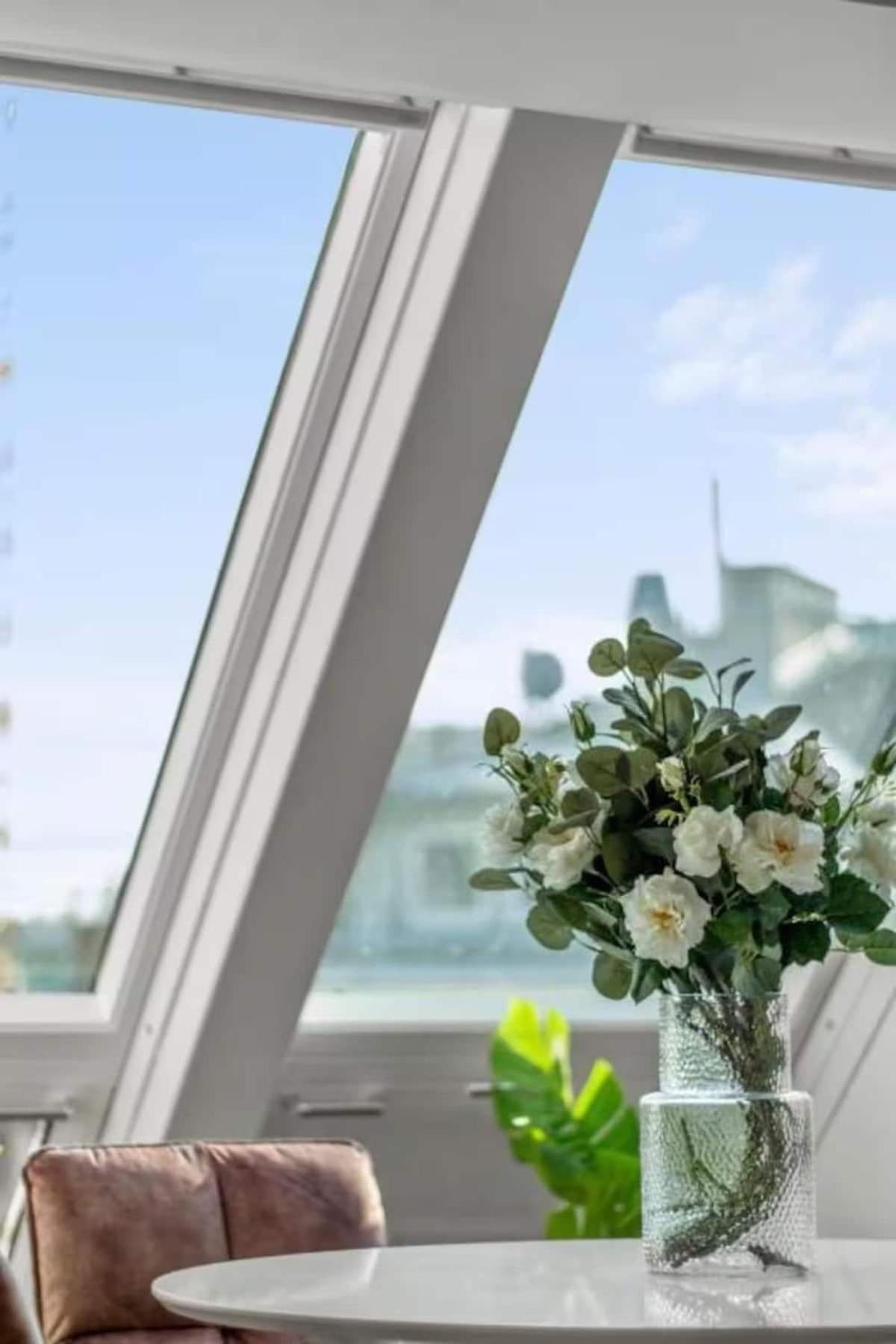 2 Minutes To Metro I Rooftop I Designer Apartment