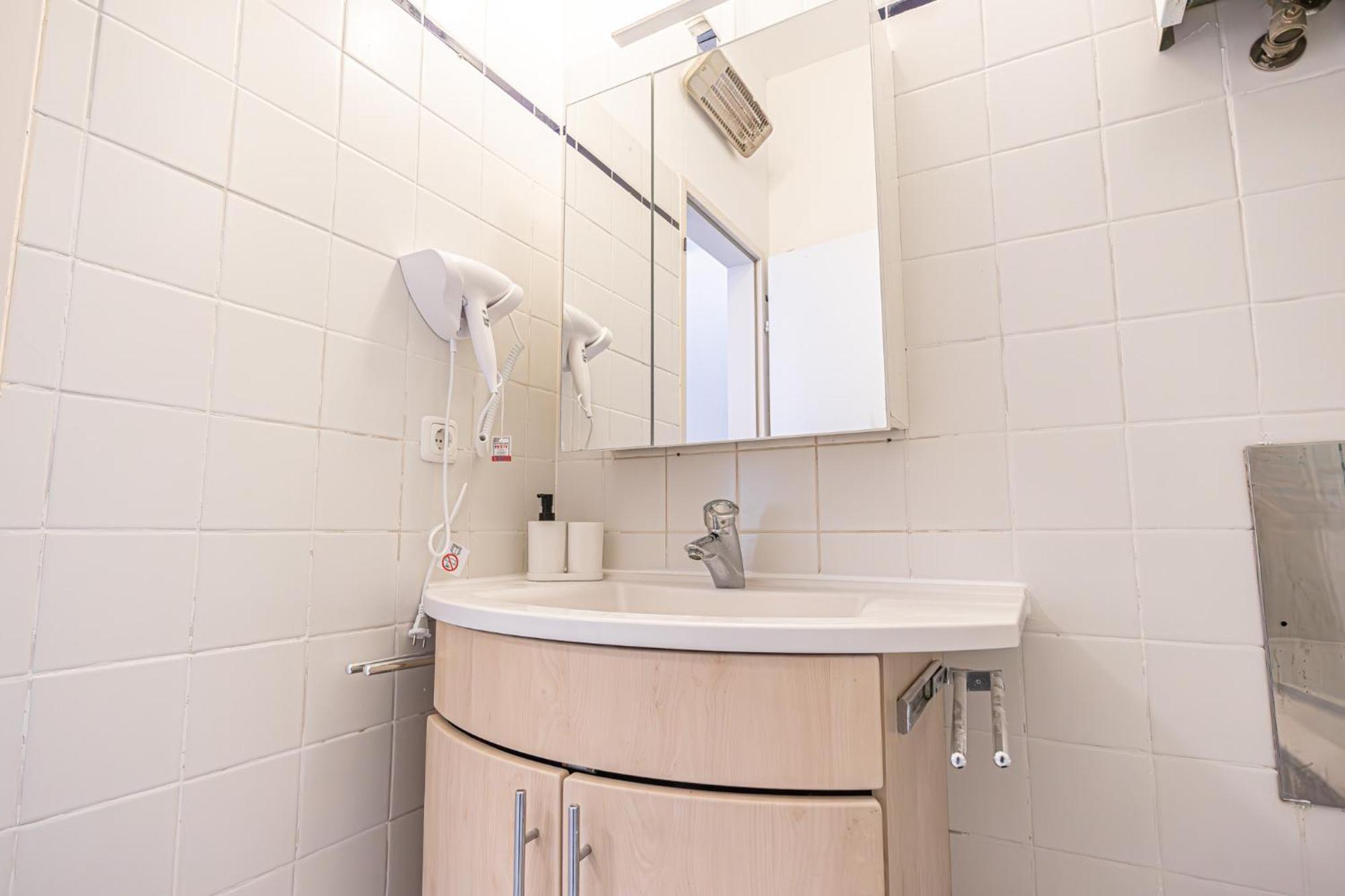 Lovely 2 Bedroom 1 Lr In Heart Of Apartment