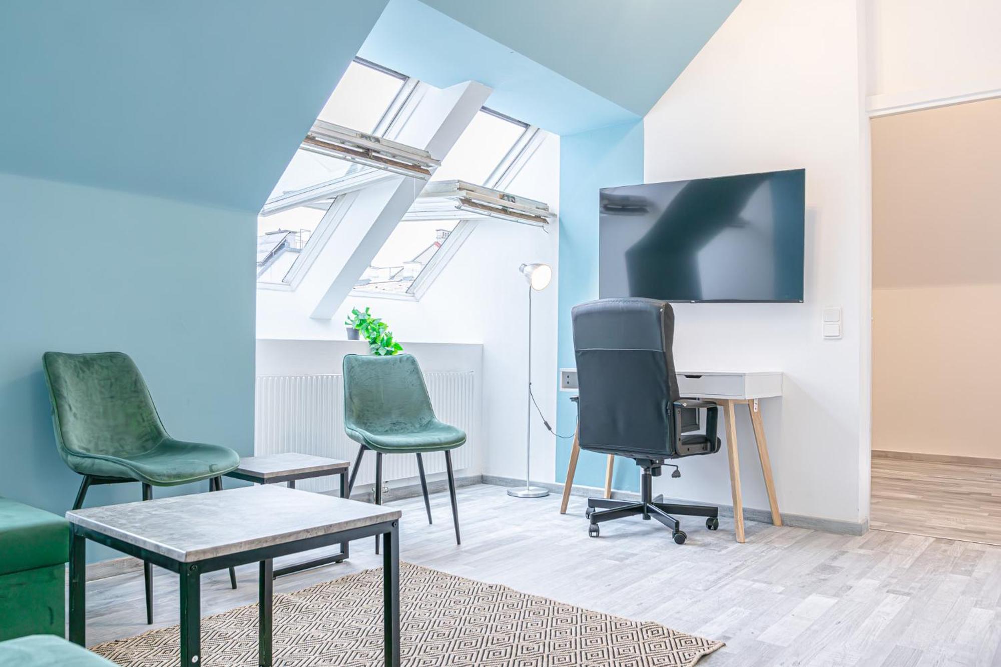 Lovely 2 Bedroom 1 Lr In Heart Of Apartment *