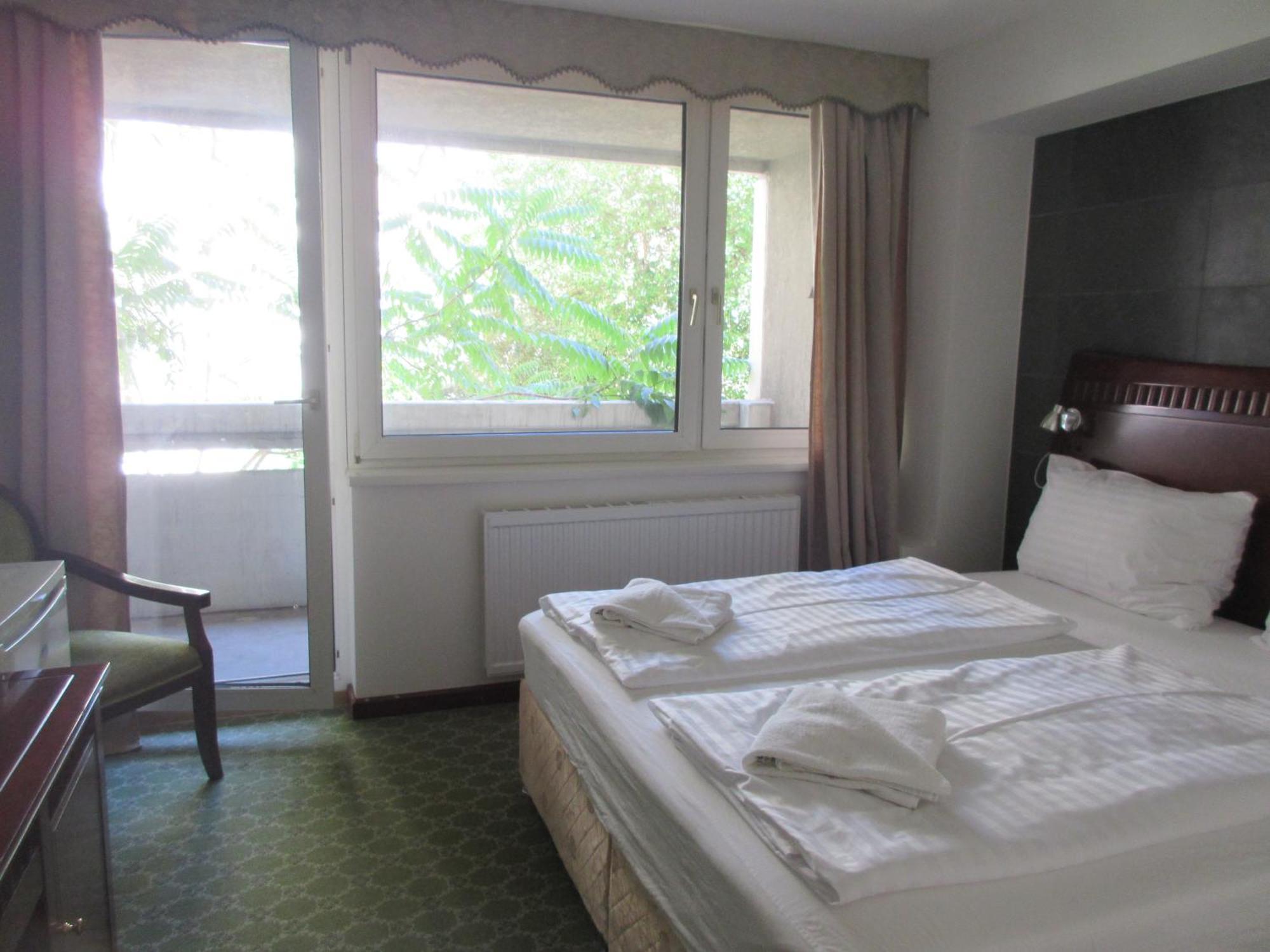 Attache L Contactless Check-in Hotel Vienna
