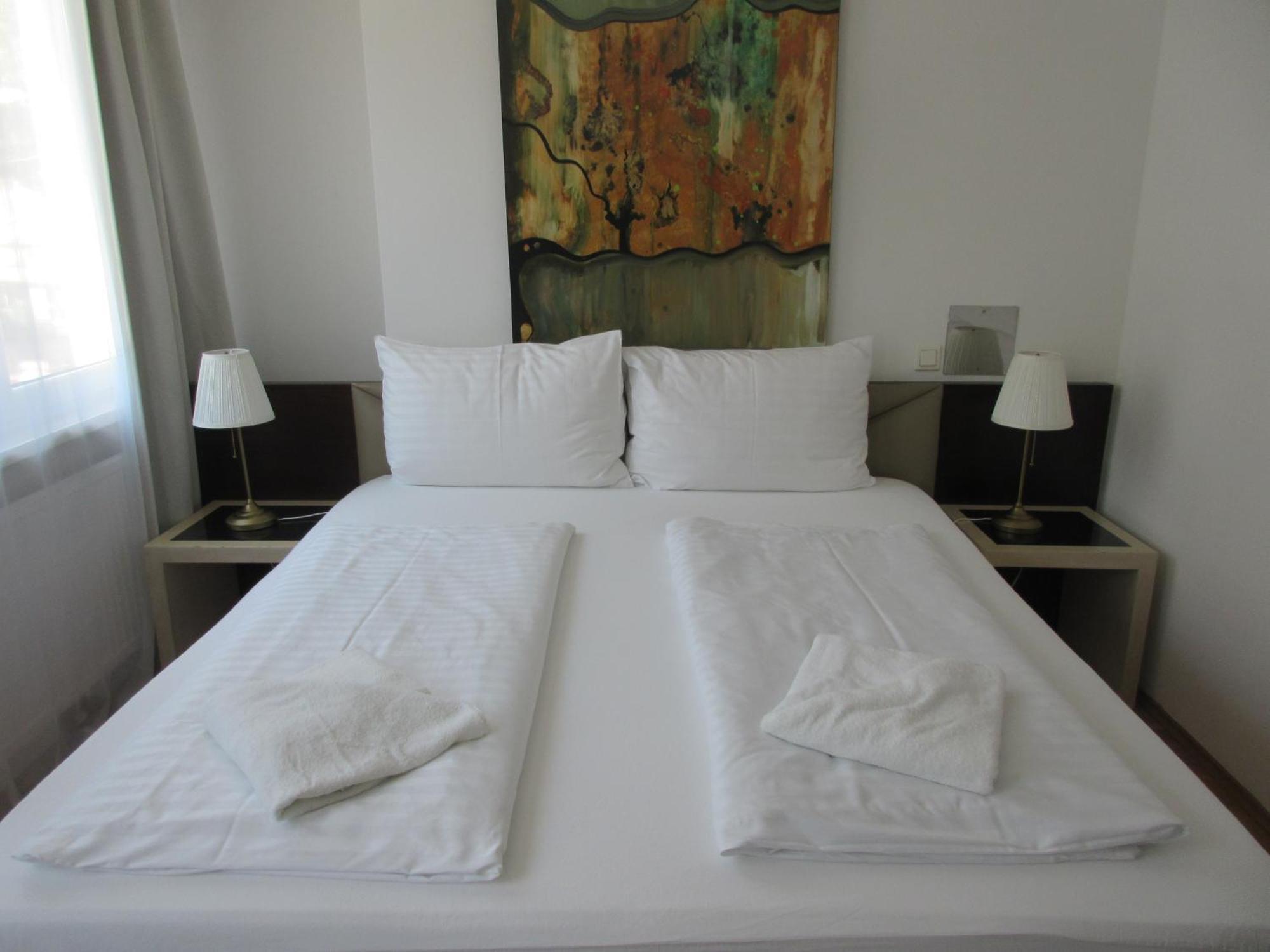 Attache L Contactless Check-in Hotel
