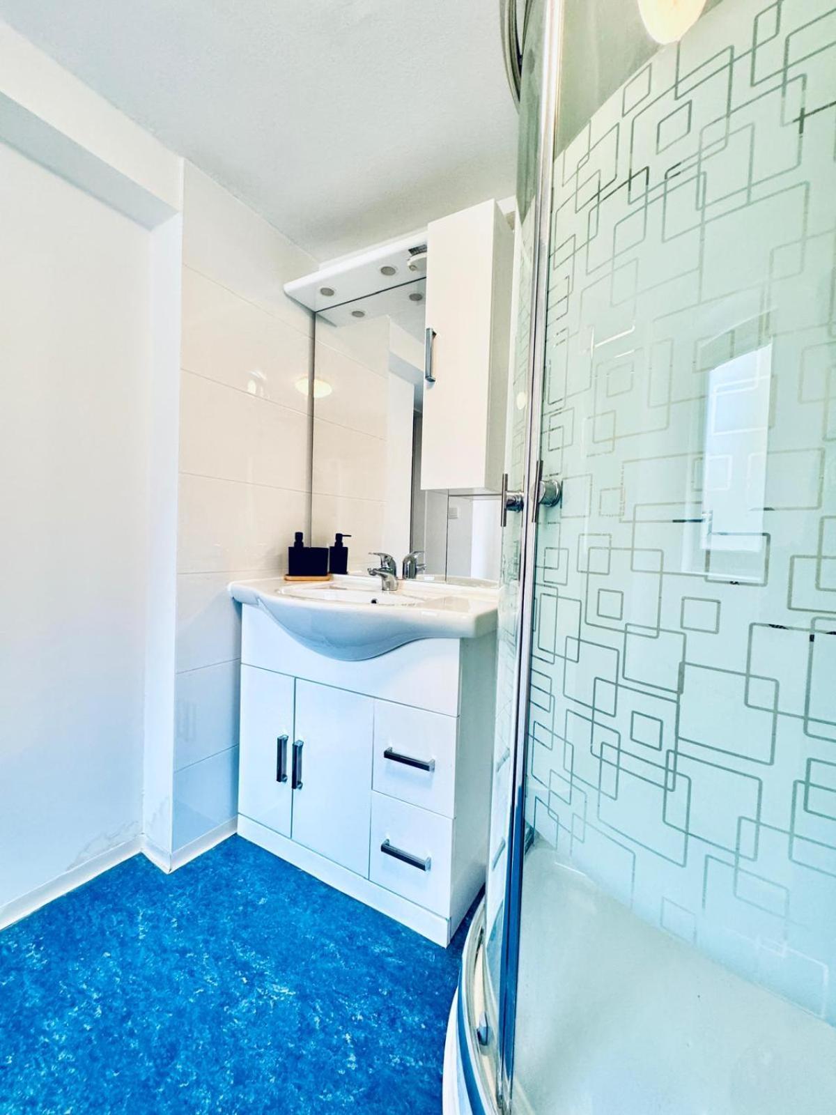 Very Spacious For Up To 7p With Great Location *
