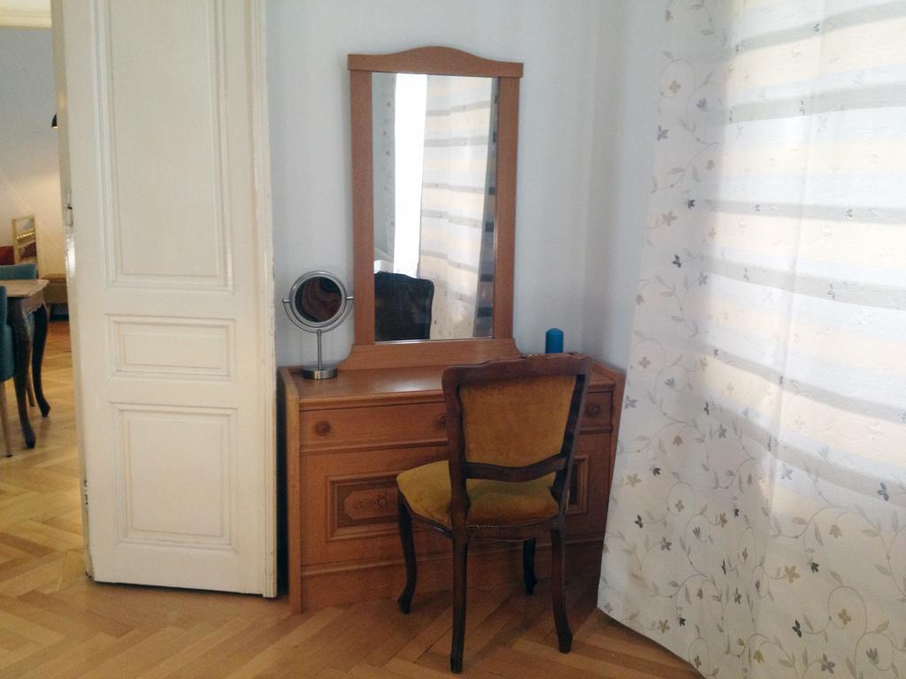 Big Vintage Style Flat Near Schonbrunn Vienna