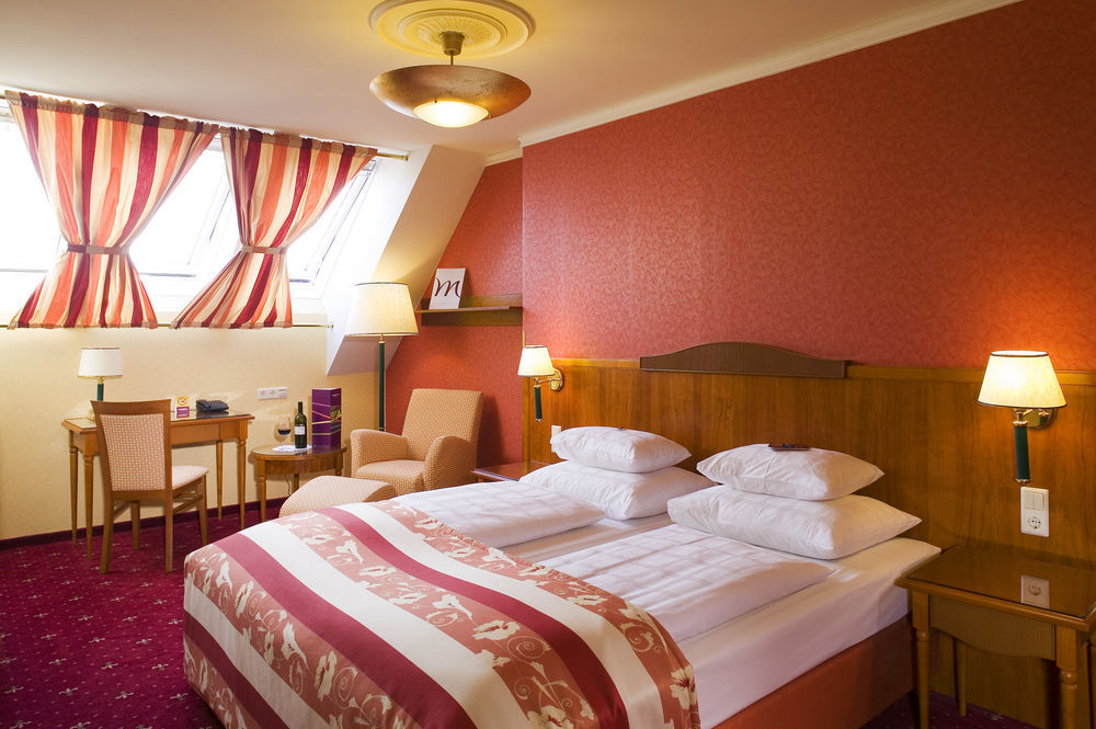 Josefshof Am Rathaus Hotel 4*