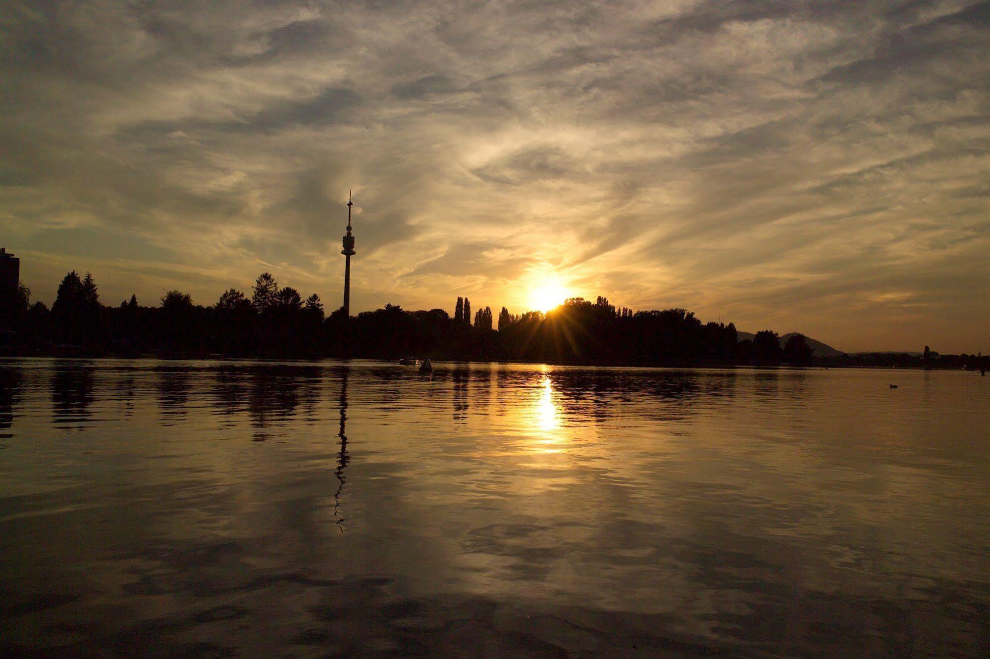 Strandhotel Alte Donau 4*