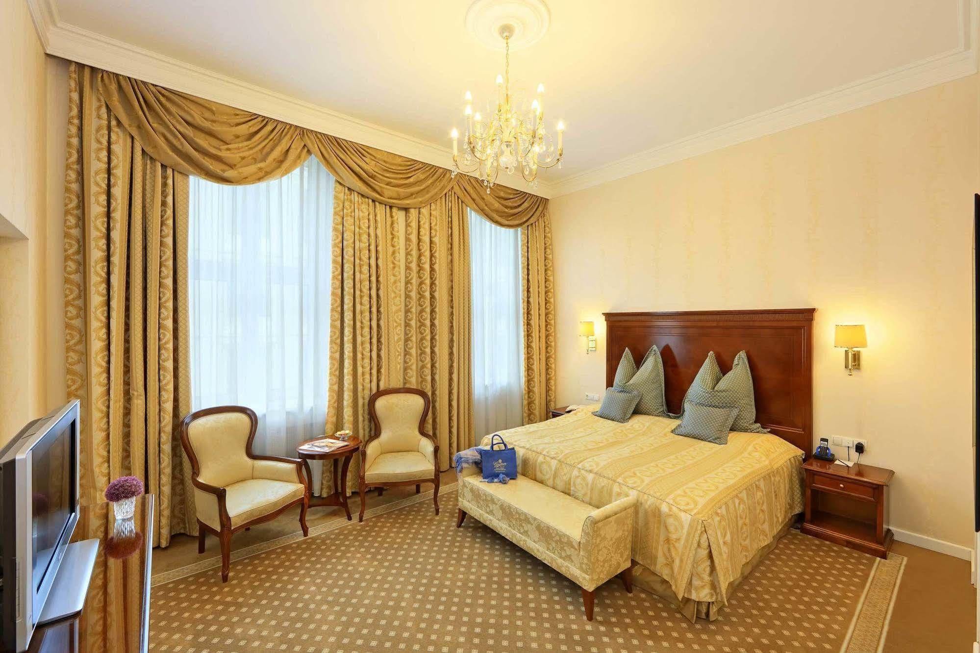 Hotel De France 5*