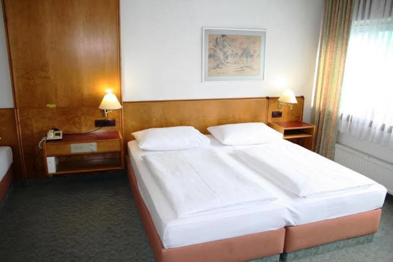 Hotel Ekazent Schoenbrunn 3*