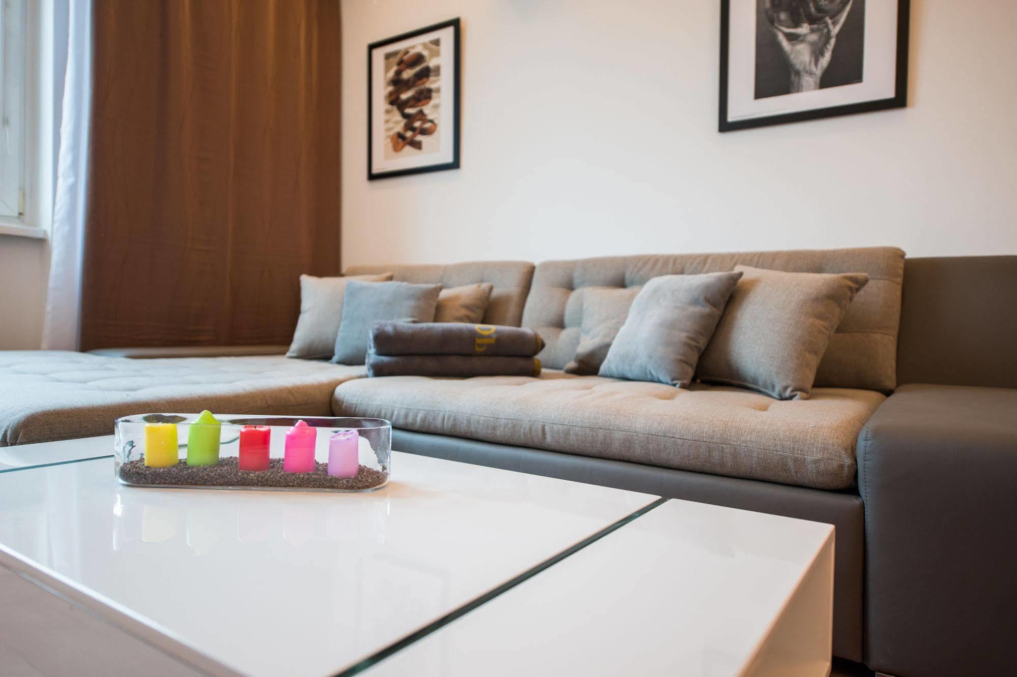 Apartment Domino *