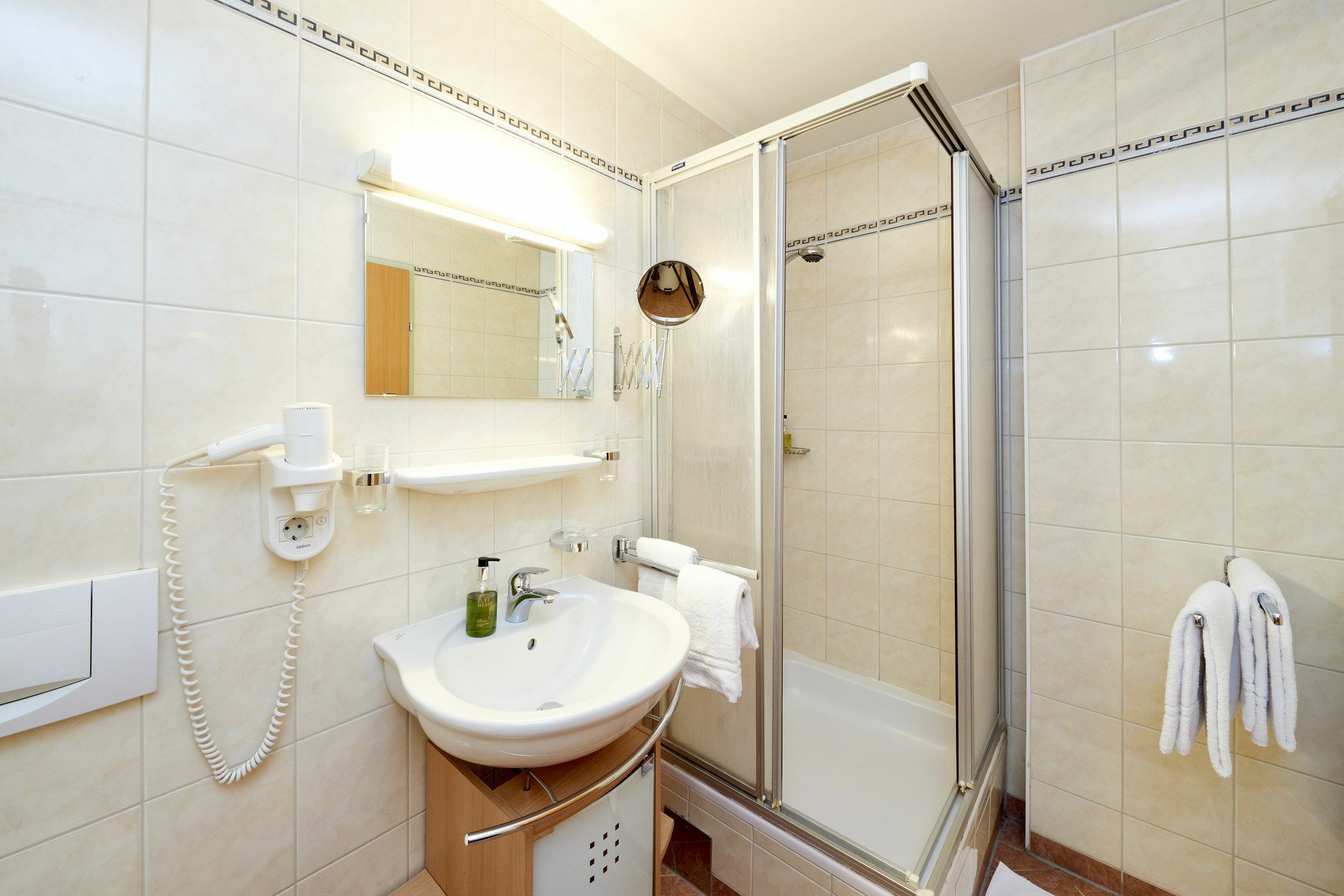 Schani Salon 4*