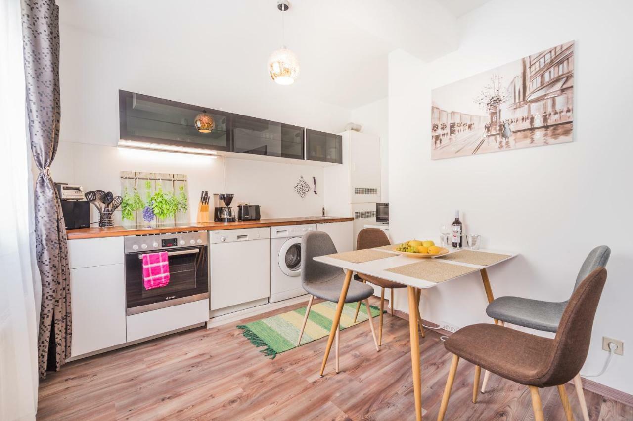 10 Min. Downtown - 2 Bedrooms - Parking *
