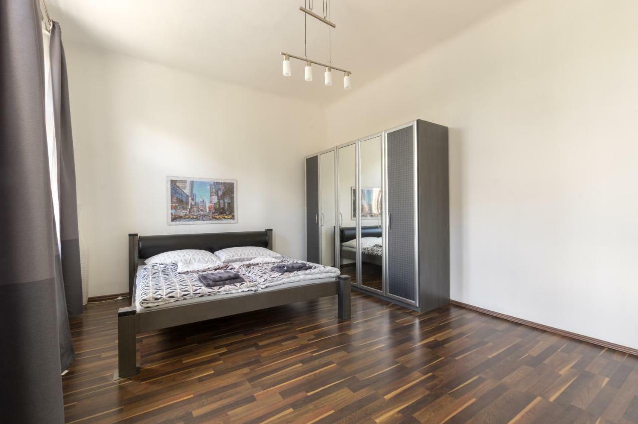 Spacious In Center With Terrace Apartment *