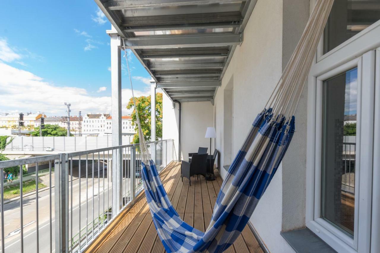 Spacious In Center With Terrace Apartment *