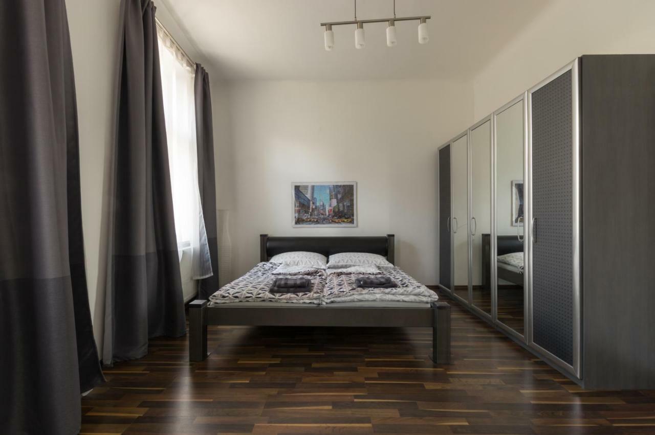 Spacious In Center With Terrace Apartment *