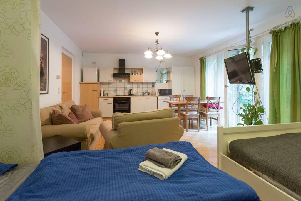 Relaxing Terrace In Lively Area Apartment