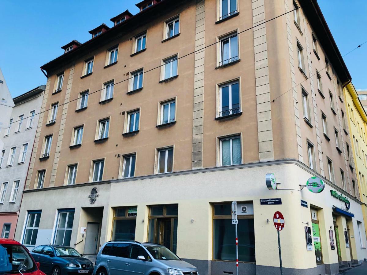 Wonderful Big Near Yppen Market * Vienna