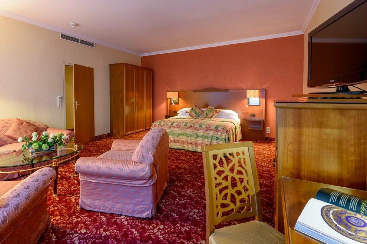 Josefshof Am Rathaus Hotel 4*