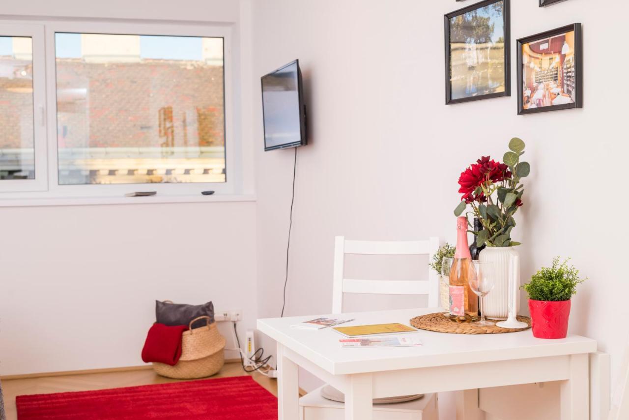 Red Monkey Apartment *