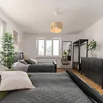 King Bed Home, 3 Bed Rooms, Perfect For Long Term Stay