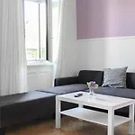 Commodious 2Br Apt. Near Akh-Perfect For Groups
