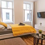 Peaceful 1Br Apt. Near Metro Station Laengenfeldg.