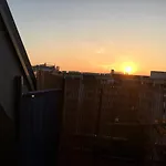 Dachgeschosswohnung Mit Kostenlosem Parkplatz Und Internet!