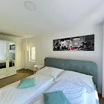 Charming Townhouse Directly By Metro