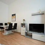 Apartment In The Central Area. 5 Minute\'S Walk To The Danube.